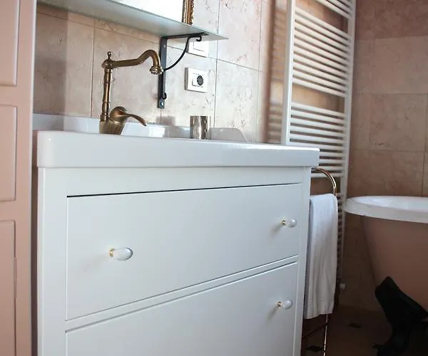 فندق مبيت وإفطار Casaforte Alba In Langa 3*